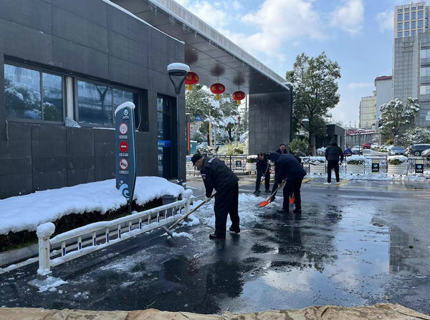 雪落知寒意，，，，，行动暖人心