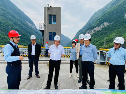 吴路喜到威廉体育公司基层单元查抄防汛工作