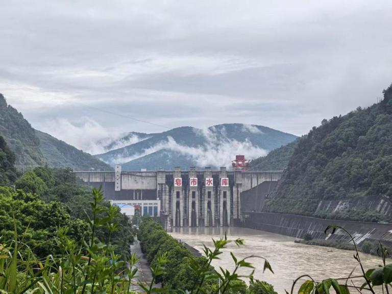 威廉体育公司积极迎战渫水50年一遇大洪水